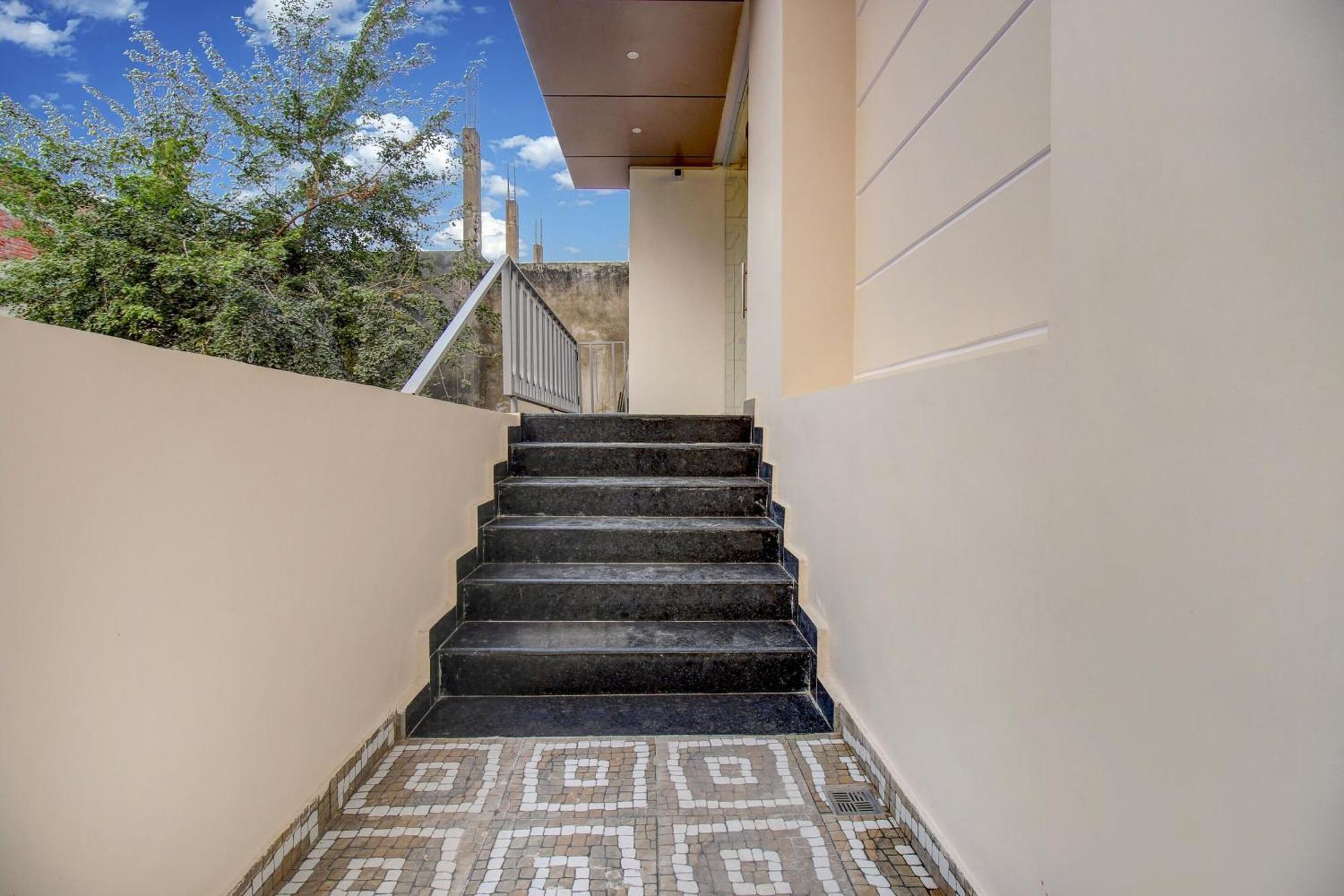 Отель Super Townhouse Oak Aurelia Grand Лакхнау Экстерьер фото