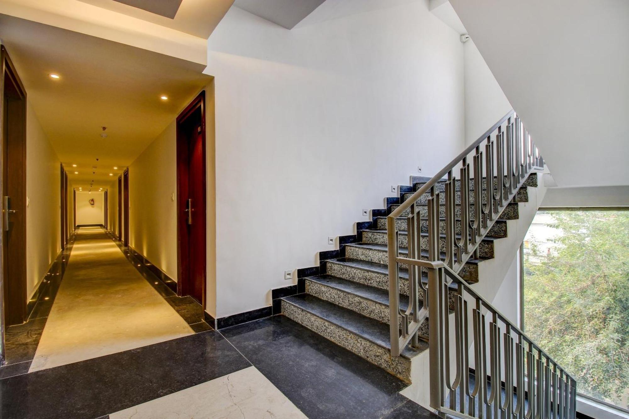 Отель Super Townhouse Oak Aurelia Grand Лакхнау Экстерьер фото