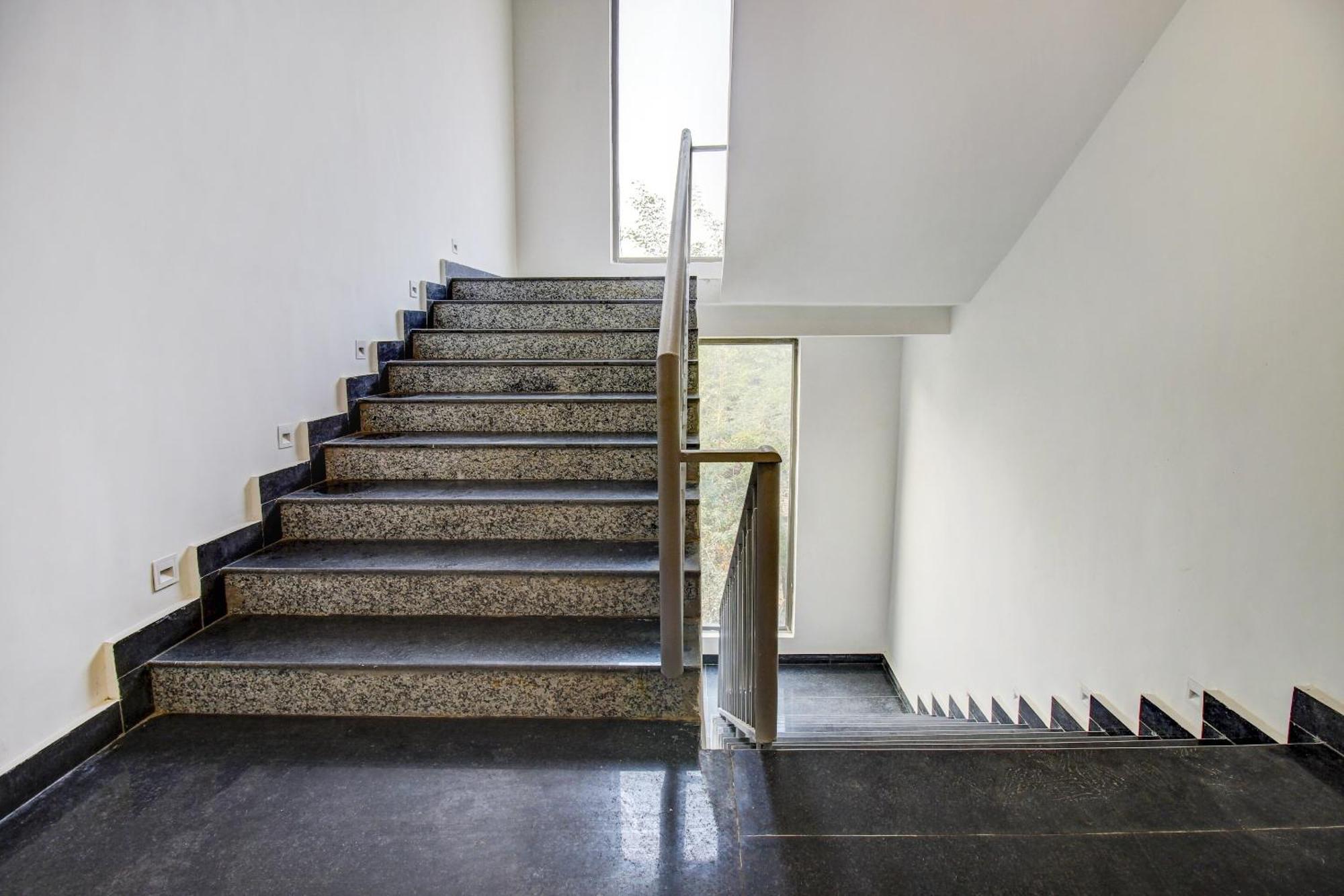 Отель Super Townhouse Oak Aurelia Grand Лакхнау Экстерьер фото